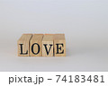 loveという文字の木製スタンプ 74183481