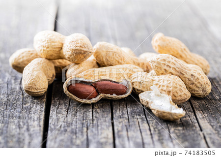 Roasted peanuts. Tasty groundnuts. 74183505