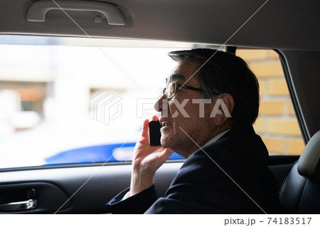 車に乗る男性 スマートフォン 車に乗る男性 スマートフォン 74183517