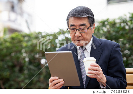 ベンチに座るシニア男性 タブレット 休憩 ベンチに座るシニア男性 タブレット 休憩 74183828