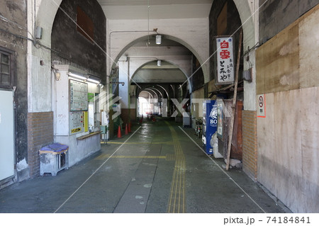 誰もいない国道駅 74184841