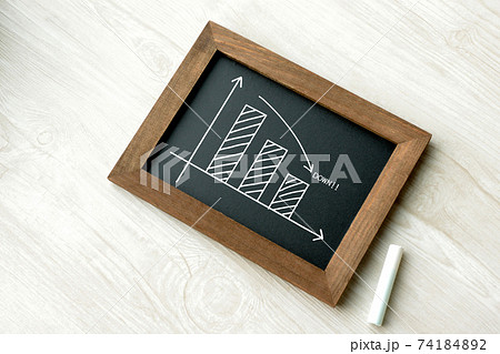 黒板に描かれたグラフ―下降 黒板に描かれたグラフ―下降 74184892