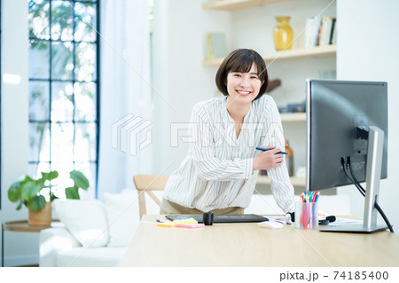 女性　テレワーク　在宅勤務　パソコン　デザイナー 74185400