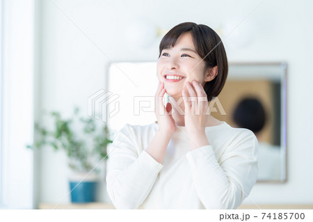 女性　ビューティー　肌　洗顔 74185700