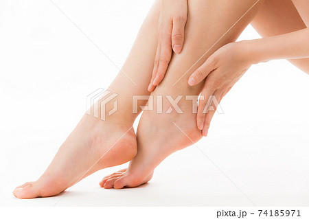かかとをケアする女性 かかとをケアする女性 74185971
