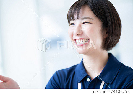 介護イメージ　介護士　介護スタッフ　女性介護スタッフ 74186255