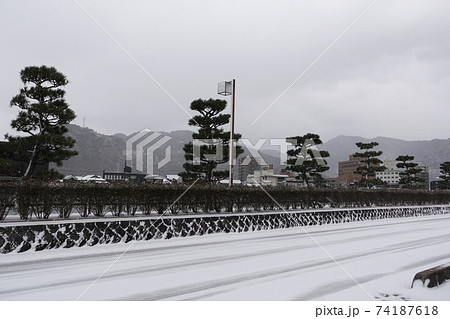 寒波襲来　雪が積もった萩の迎賓館　常茂恵旅館前 74187618