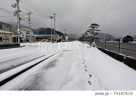 寒波襲来　雪が積もった萩の迎賓館　常茂恵旅館前 74187619
