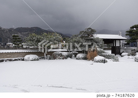 寒波襲来 雪が積もった萩の迎賓館 常茂恵旅館に到着 寒波襲来 雪が積もった萩の迎賓館 常茂恵旅館に到着 74187620