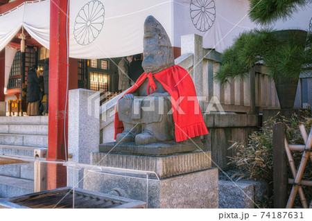 東京、日枝神社の神猿像と社殿	 74187631