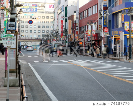 早朝の通勤風景　：新京成バス新津田沼駅バス停にて 74187776