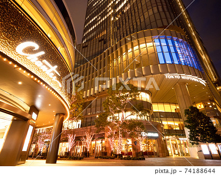 夕暮れの東京ミッドタウン日比谷 74188644