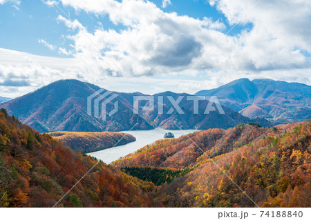 三湖パラダイス 秋元湖 紅葉の写真素材