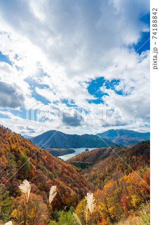 三湖パラダイス 秋元湖 紅葉の写真素材