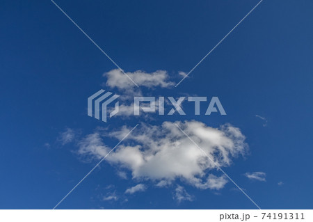 青空にぽっかり浮く積雲 74191311