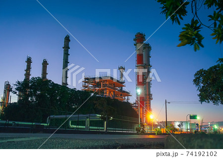 千葉県市原市にある製油所の工場夜景と街並み	 74192102