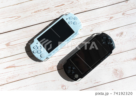 一昔前の携帯ゲーム機 74192320