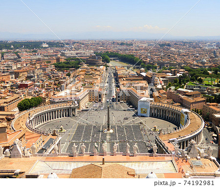 クーポラ展望階から眺めるサンピエトロ広場と市街地の風景3 74192981