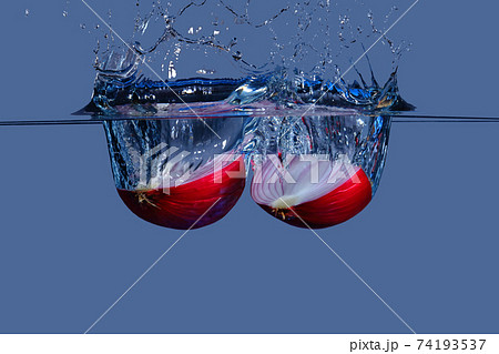 水に投げ入れた赤玉ねぎ 74193537