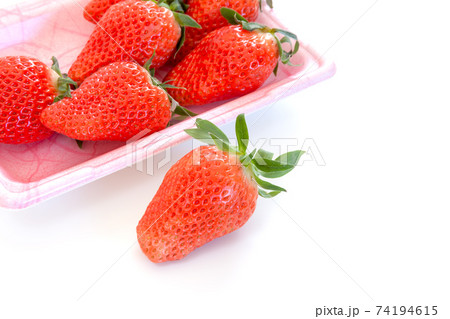 買ってきたばかりのパックに入った苺、パック入りイチゴ、あきひめ 74194615