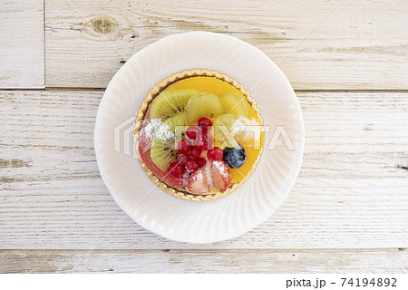 真上から見た白いお皿の上のフルーツタルトの写真素材