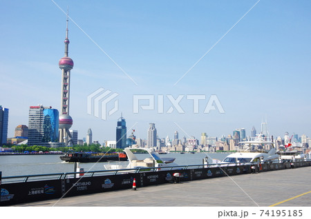 上海市浦東新区の高層ビル群とクルーザー 上海市浦東新区の高層ビル群とクルーザー 74195185