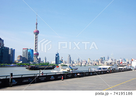 上海市浦東新区の高層ビル群とクルーザー 74195186