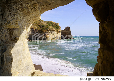 岩穴から見る小浦海岸(千葉県御宿町) 岩穴から見る小浦海岸(千葉県御宿町) 74196295