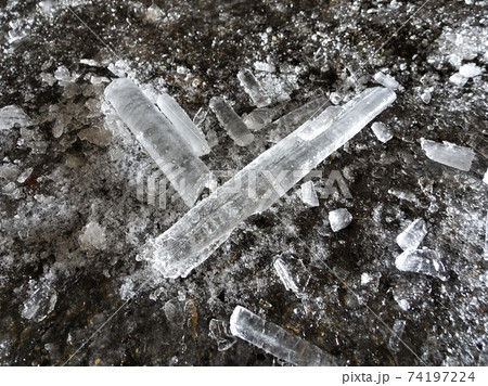 道路に落ちたつららの残骸 74197224