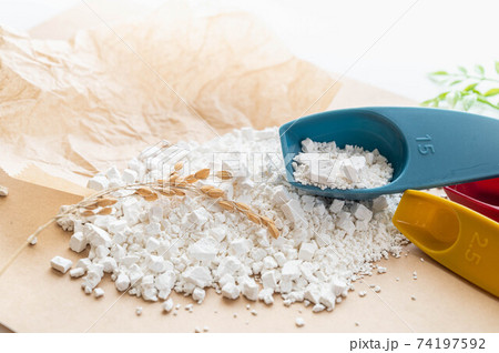 スプーンですくった白玉粉 74197592