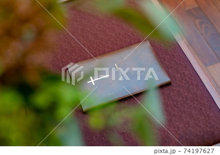 挙式　チャペルの席に置かれているプログラム 74197627