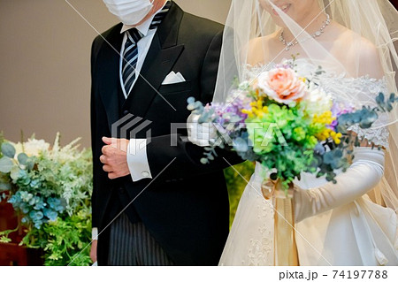 チャペル 父 新婦 バージンロードを歩く チャペル 父 新婦 バージンロードを歩く 74197788