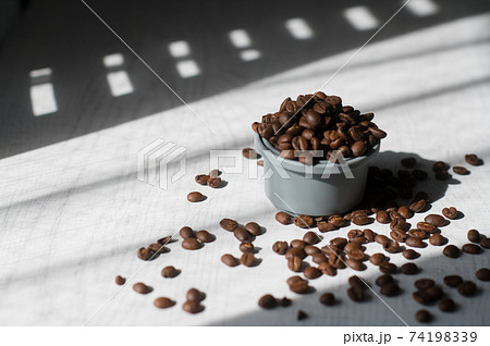 カップに入れたコーヒー豆 74198339