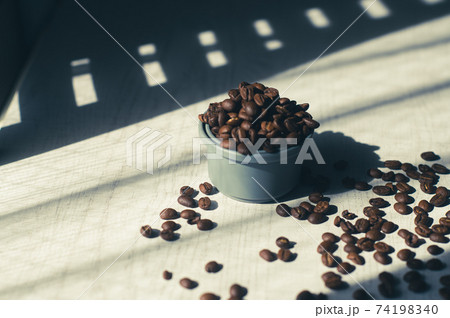 カップに入れたコーヒー豆 74198340
