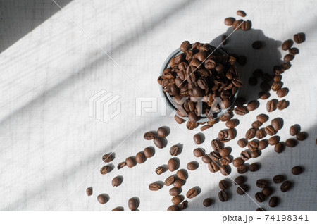 カップに入れたコーヒー豆 カップに入れたコーヒー豆 74198341