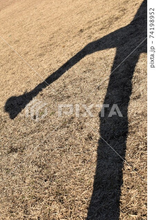 一歩踏み出す影 一歩踏み出す影 74198952