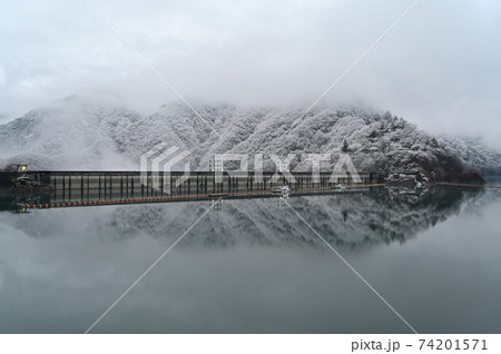 東京都民の水がめ奥多摩湖と小河内ダムの幻想的な雪景色 74201571