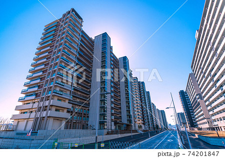 日本の東京都市景観　晴海の高層マンションなどを望む 74201847