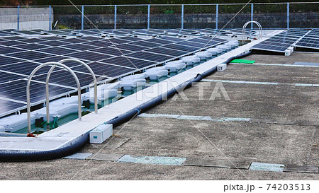 廃校した学校のプールを活用した太陽光発電は全国初! プカプカ浮かぶソーラーパネル! 廃校した学校のプールを活用した太陽光発電は全国初! プカプカ浮かぶソーラーパネル! 74203513