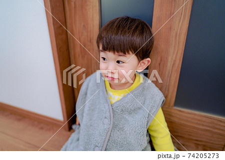 嫌がる子供　男の子 74205273