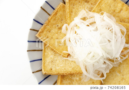 スライス豆腐の揚げ物さらし玉ねぎ添え 74208165