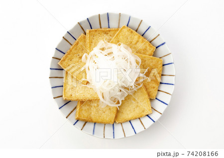 スライス豆腐の揚げ物さらし玉ねぎ添え スライス豆腐の揚げ物さらし玉ねぎ添え 74208166