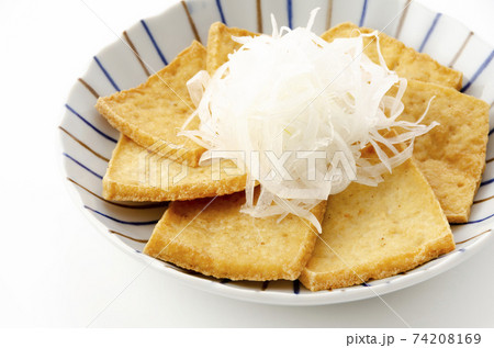 スライス豆腐の揚げ物さらし玉ねぎ添え スライス豆腐の揚げ物さらし玉ねぎ添え 74208169