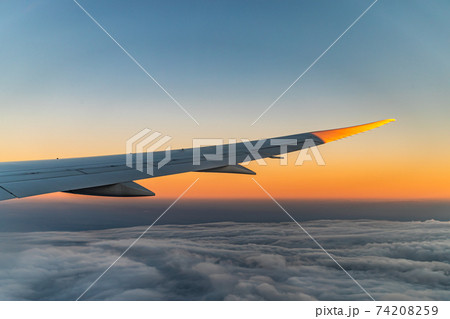 機窓・飛行機・航空機 機窓・飛行機・航空機 74208259