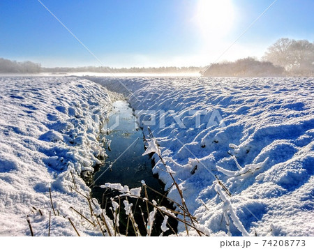 ドイツの田舎で雪景色を楽しむ 74208773