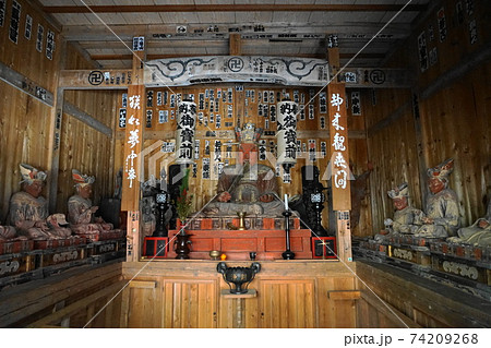 閻魔大王frm台湾 木製鬼の面 茶色と赤の塗装