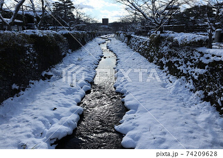 雪の山口一の坂川 74209628