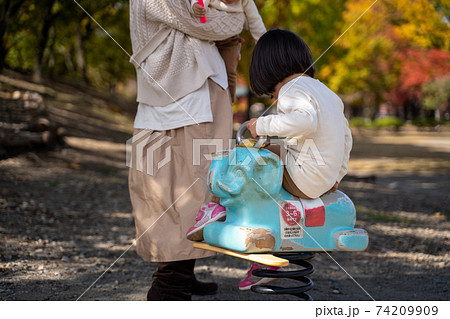公園で遊ぶ子供 公園で遊ぶ子供 74209909