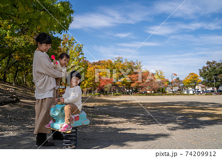公園で遊ぶ子供 74209912