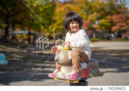 公園で遊ぶ子供 公園で遊ぶ子供 74209922